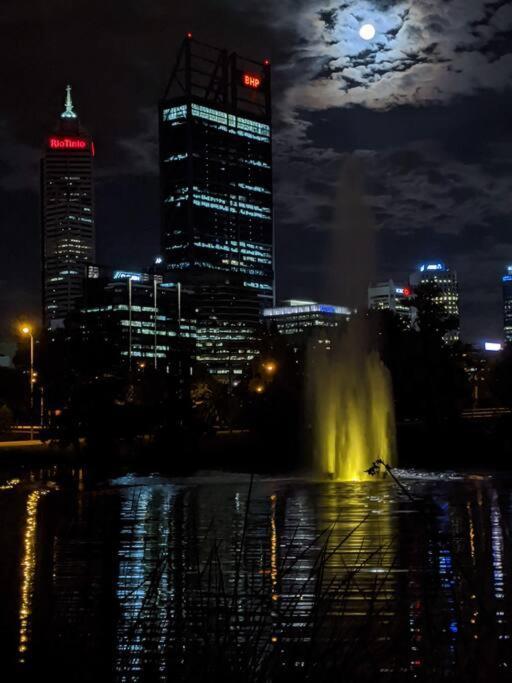 City & Lakeside With Free Parking, Pool And 10 Mins Walk Into The City パース エクステリア 写真
