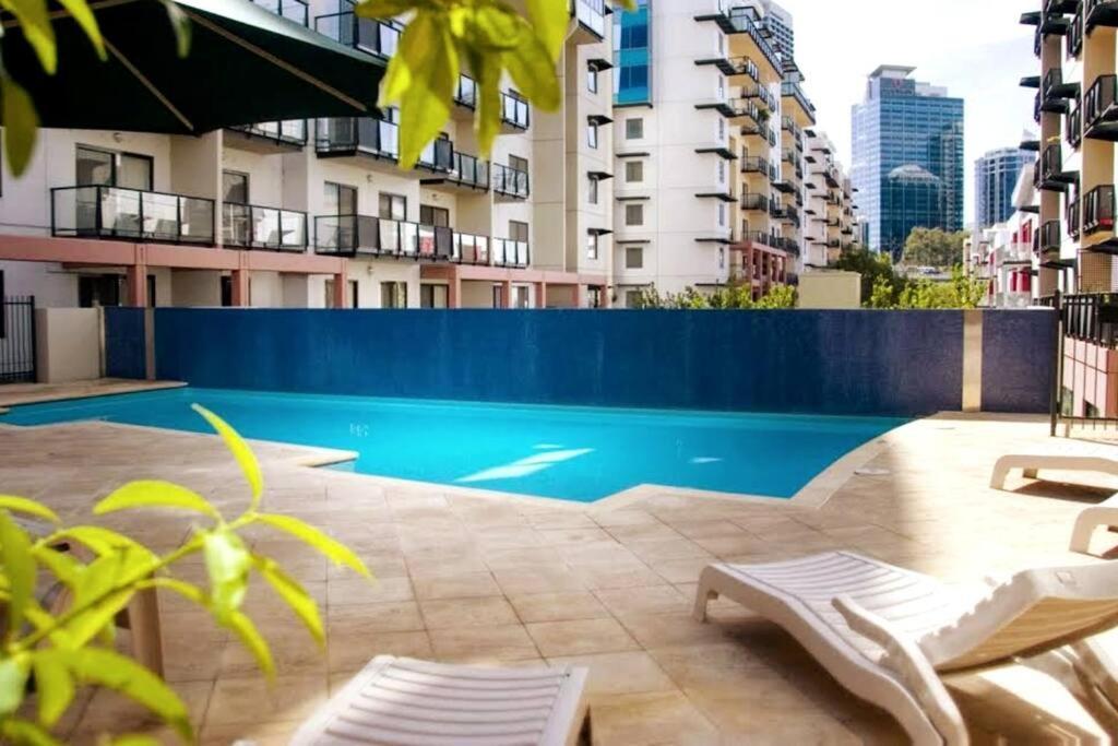 City & Lakeside With Free Parking, Pool And 10 Mins Walk Into The City パース エクステリア 写真