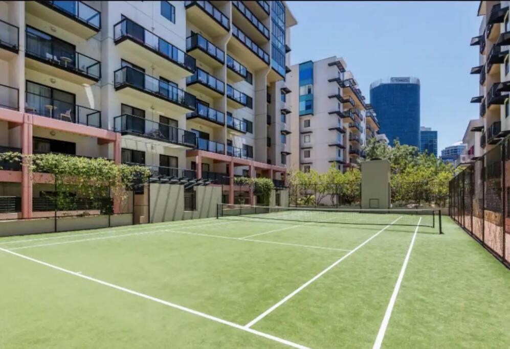 City & Lakeside With Free Parking, Pool And 10 Mins Walk Into The City パース エクステリア 写真