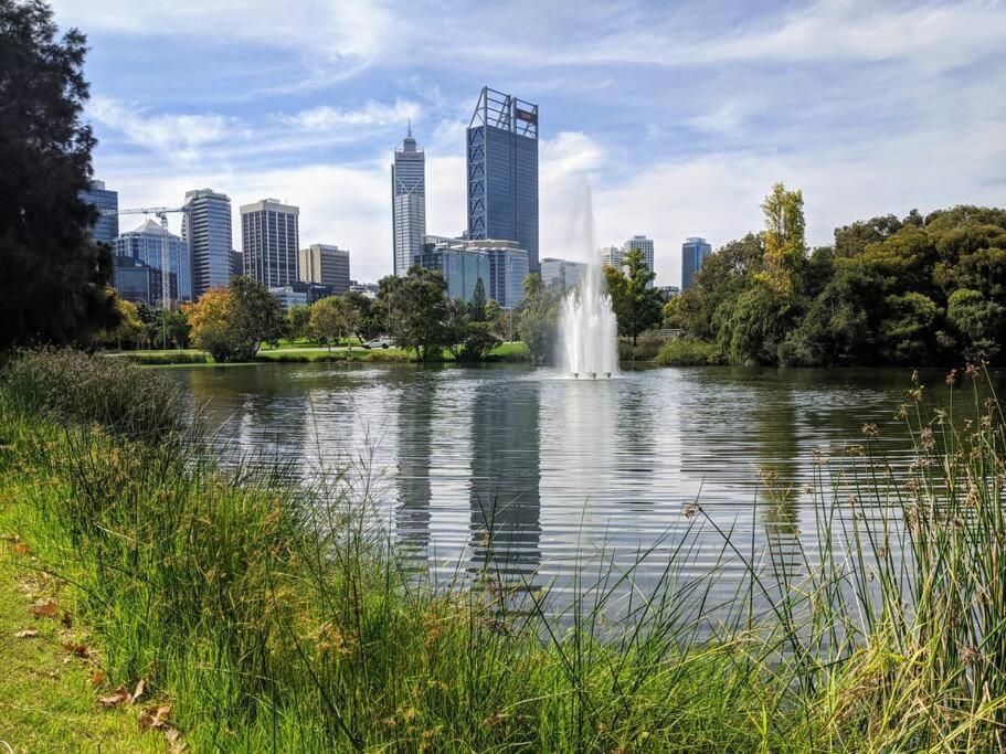 City & Lakeside With Free Parking, Pool And 10 Mins Walk Into The City パース エクステリア 写真