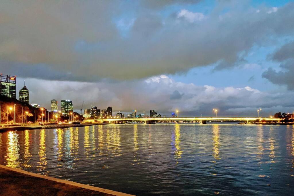 City & Lakeside With Free Parking, Pool And 10 Mins Walk Into The City パース エクステリア 写真